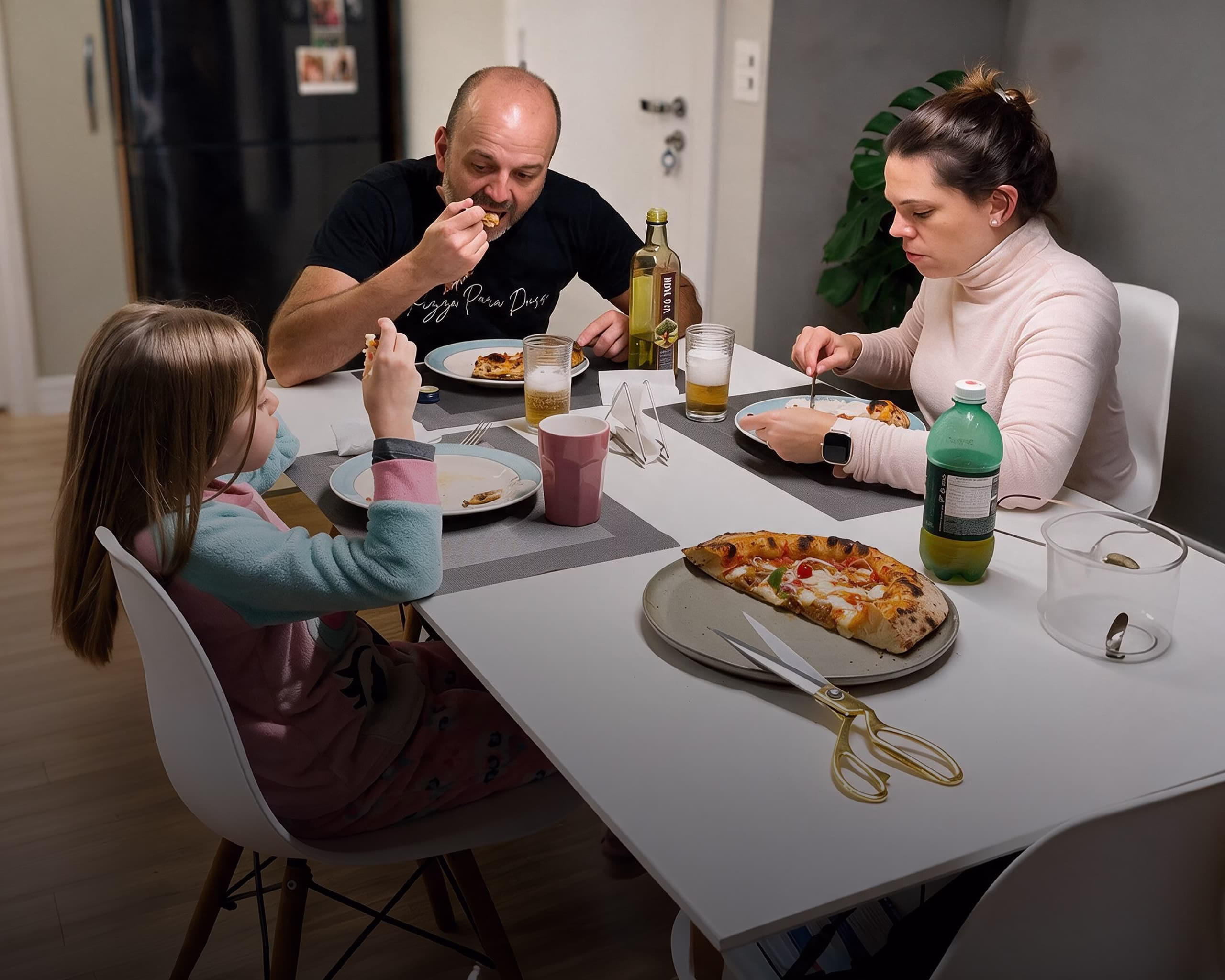 Família e amigos reunidos em uma noite da pizza